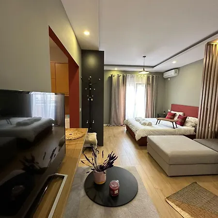 شقة Urban Charm With Balcony